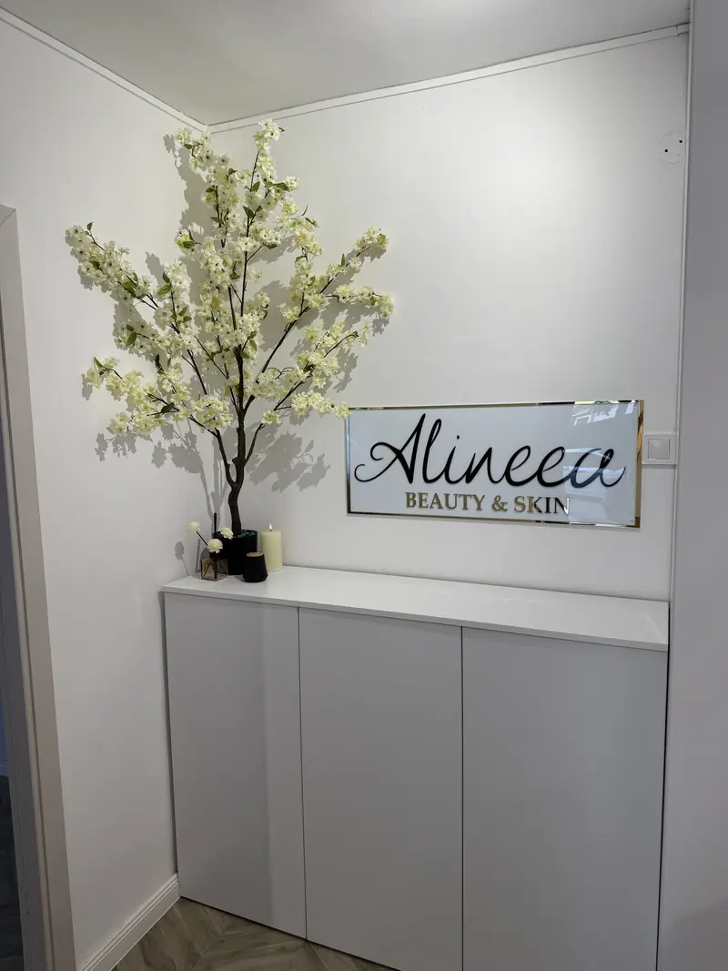Sigla Alineea Beauty & Skin pe peretele salonului de epilare laser din Constanța